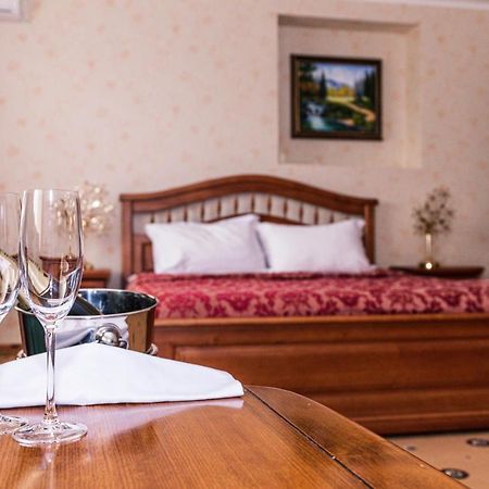 Olymp Hotel Uzhhorod Ngoại thất bức ảnh