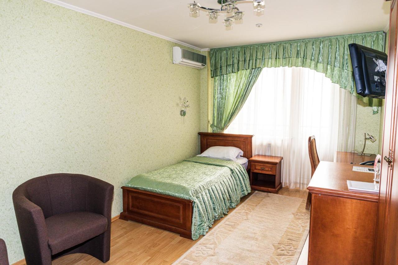 Olymp Hotel Uzhhorod Ngoại thất bức ảnh