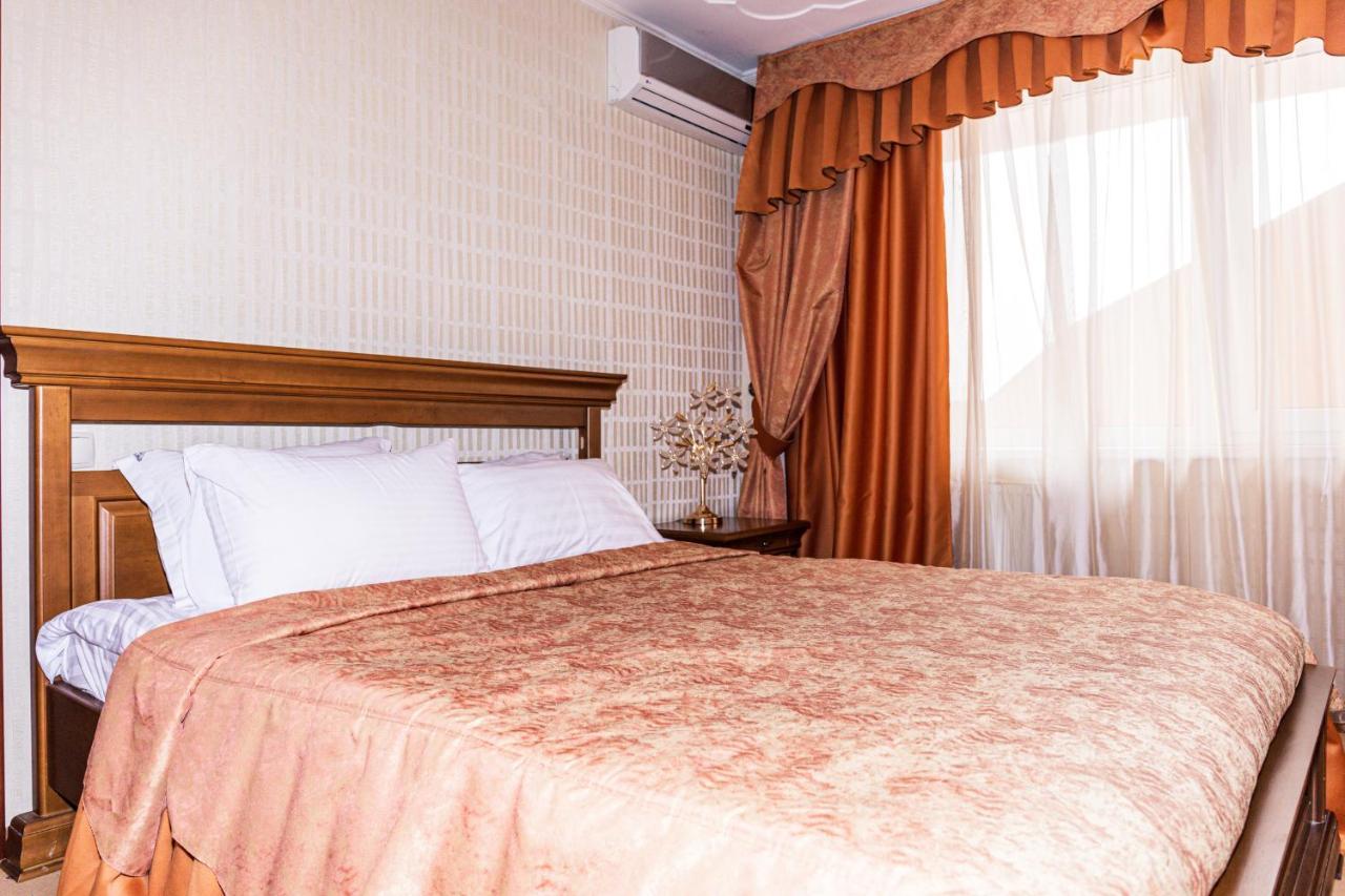 Olymp Hotel Uzhhorod Ngoại thất bức ảnh