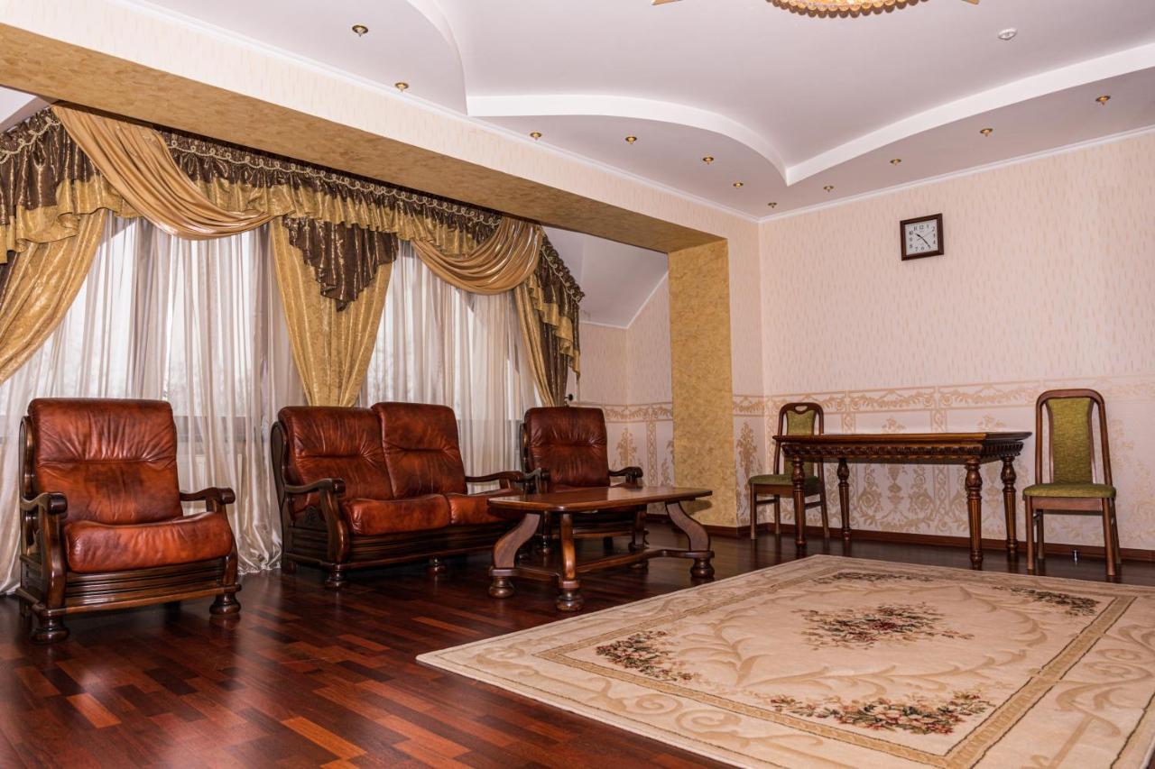 Olymp Hotel Uzhhorod Ngoại thất bức ảnh