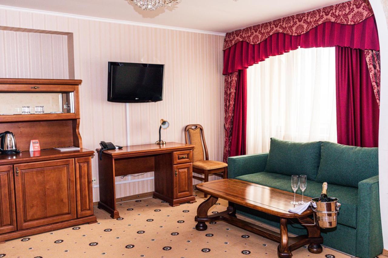 Olymp Hotel Uzhhorod Ngoại thất bức ảnh