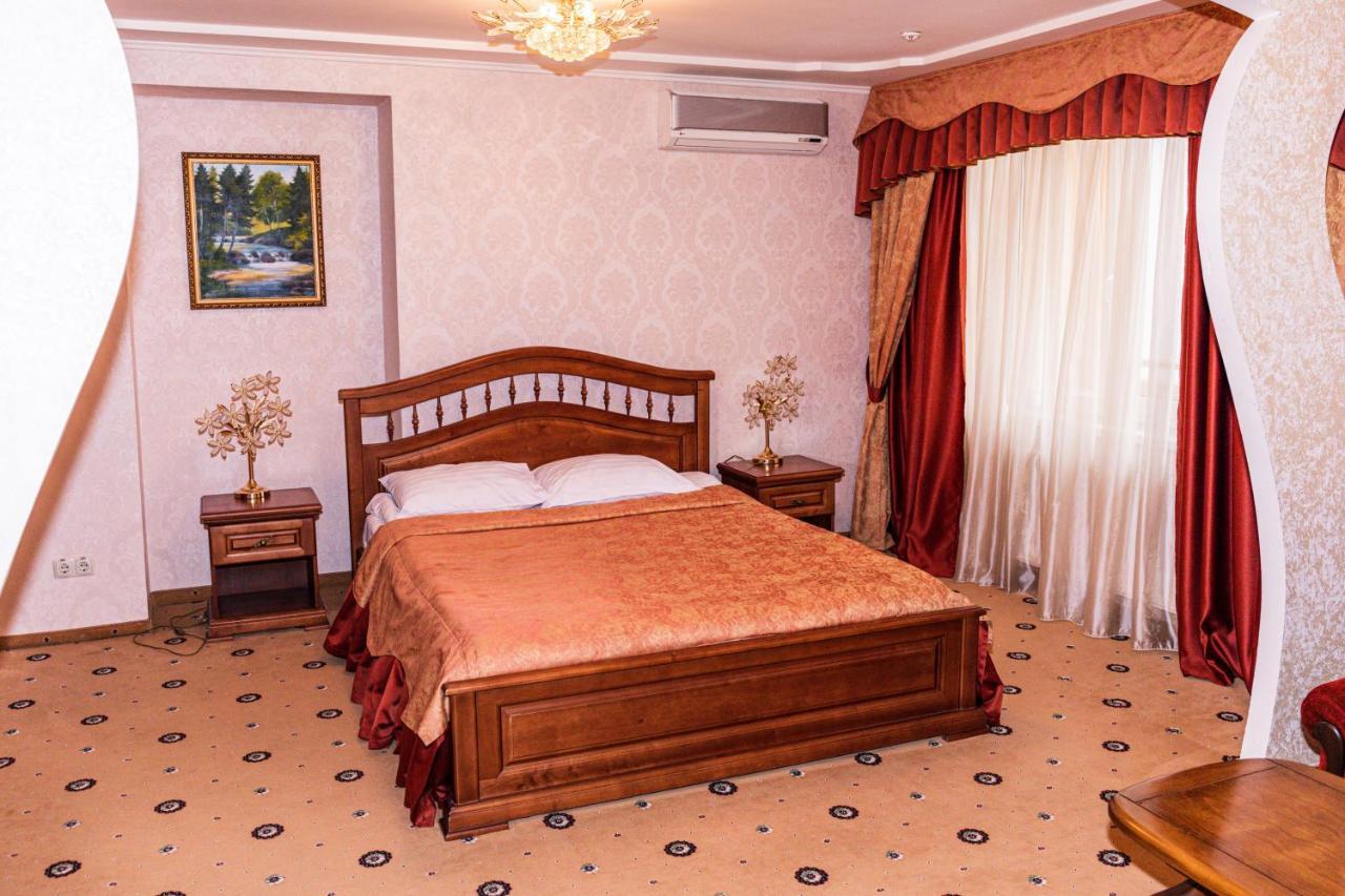 Olymp Hotel Uzhhorod Ngoại thất bức ảnh