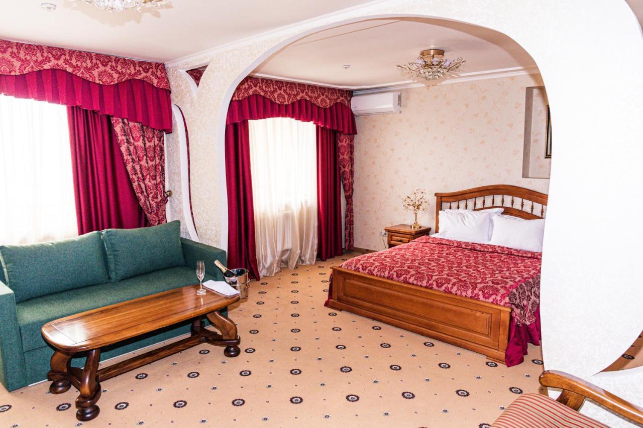 Olymp Hotel Uzhhorod Ngoại thất bức ảnh