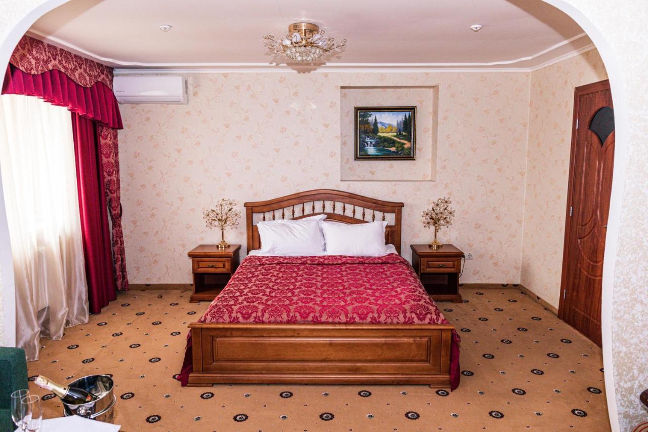 Olymp Hotel Uzhhorod Ngoại thất bức ảnh